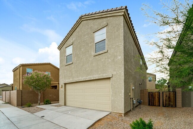 Building Photo - 7621 W Valencia Rd