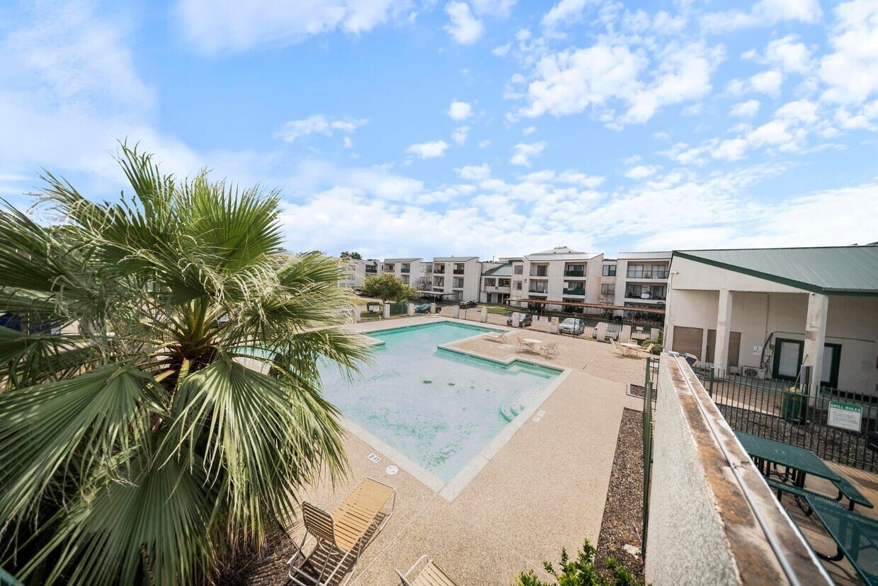 Building Photo - 2818 S Bartell Dr