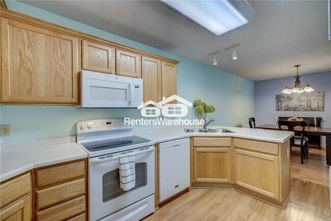 Building Photo - Available March 1st Spacious 2 bedroom 2 bath townhome