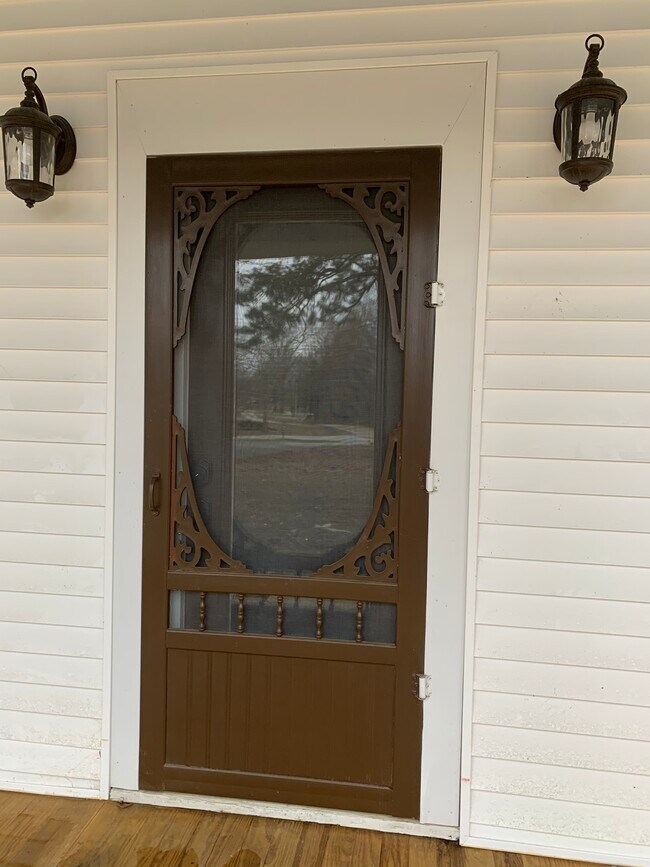 Traditional screen door - 117 Covington St