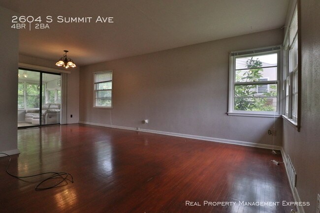 Building Photo - 2604 S Summit Ave