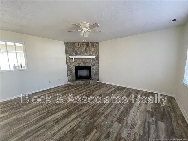 Foto del edificio - 7895 Burwell Dr