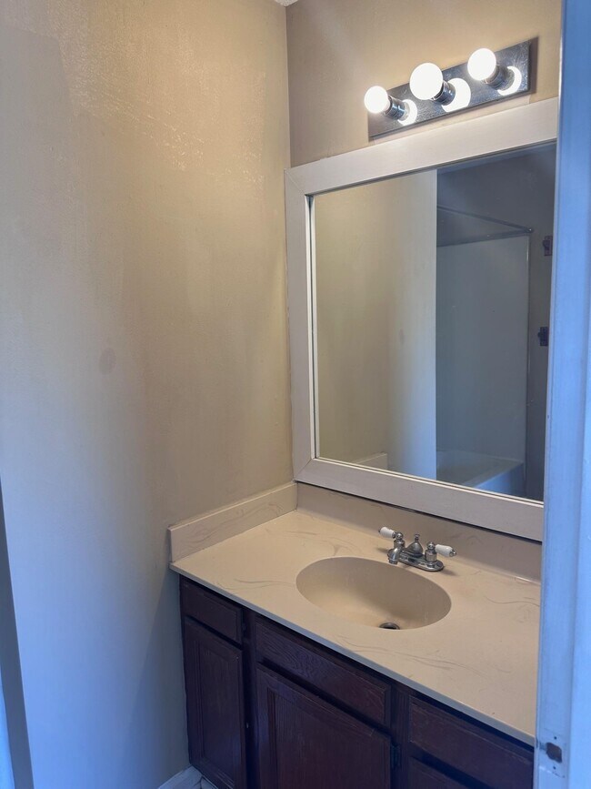 Building Photo - 401 Garden Dr