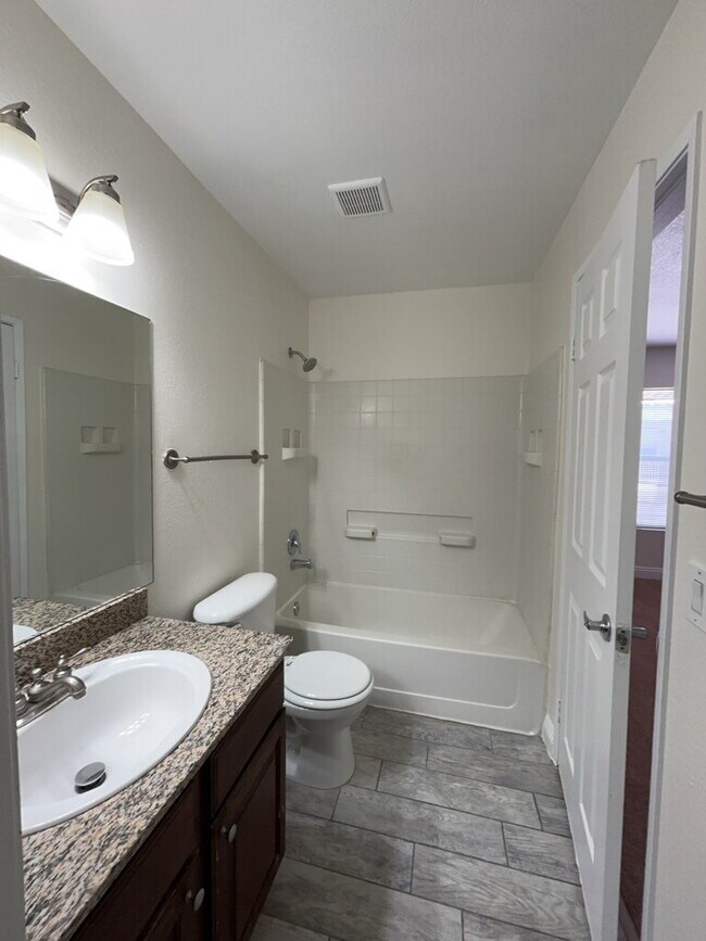 Building Photo - Comfortable and well-equipped 2-bedroom, 2-bathroom condo