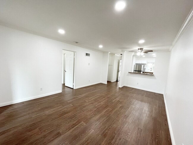 Building Photo - 7545 Charmant Dr