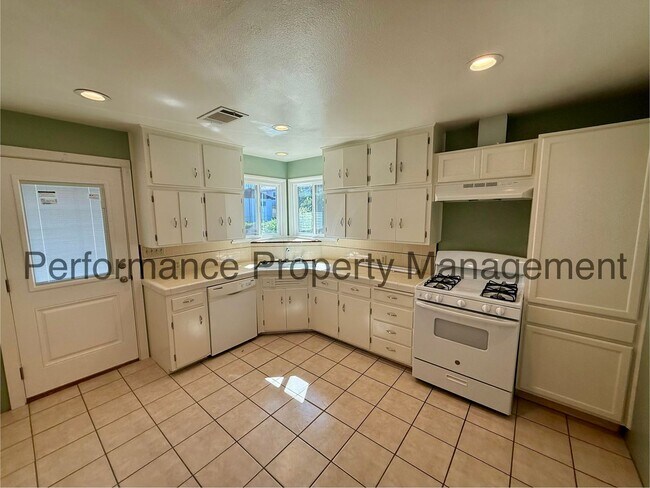 Foto del edificio - Gorgeous 3 Bed/2 Bath Taft Home w/ Finished Basement, 3 Car Garage & $0 Deposit Option