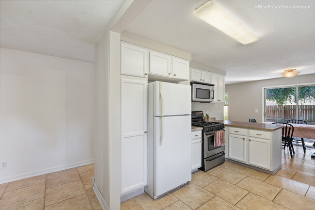 Building Photo - 5870 SW 187th Dr