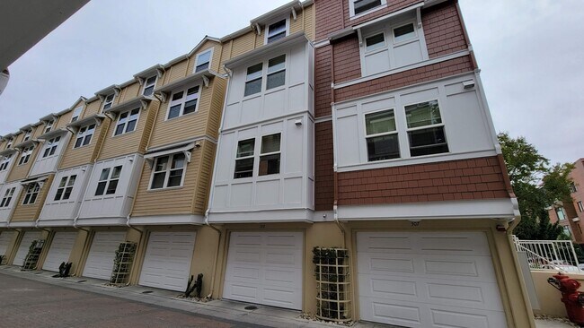 Building Photo - 288 Kentdale Place