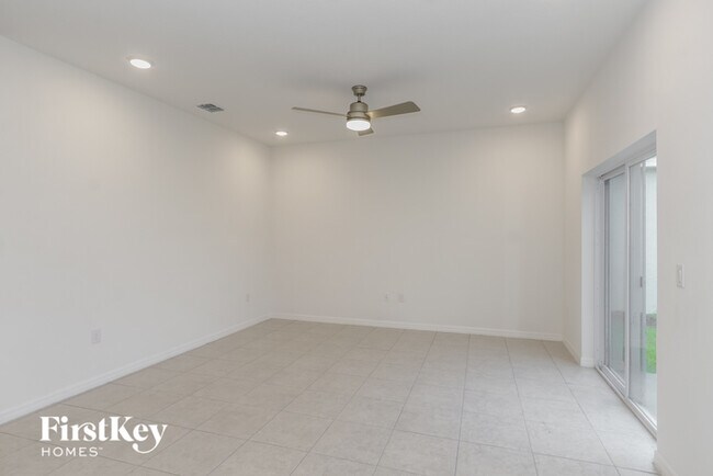 Foto del edificio - 568 Crown Rose Dr