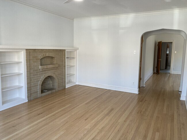 Foto del edificio - 2433 W Dakin St