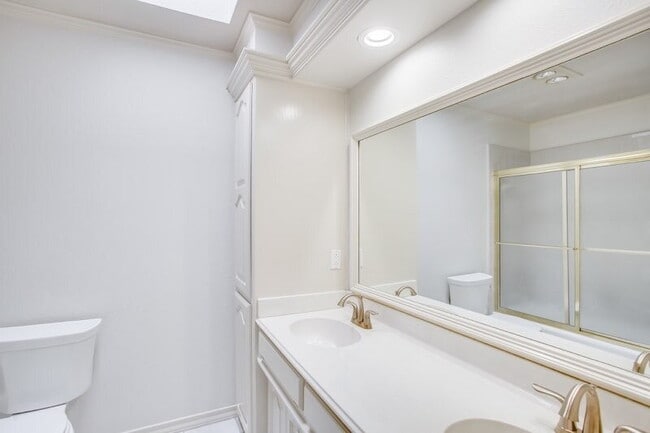 Foto del edificio - Over the top garden home - Half off the fi...