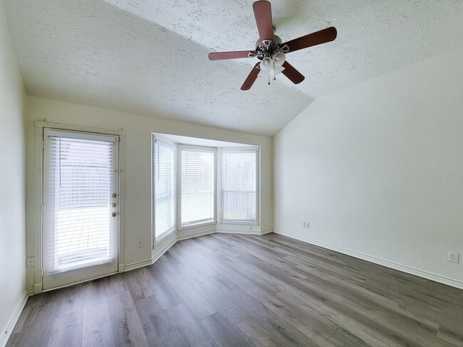 Building Photo - 2118 Creekshire Dr