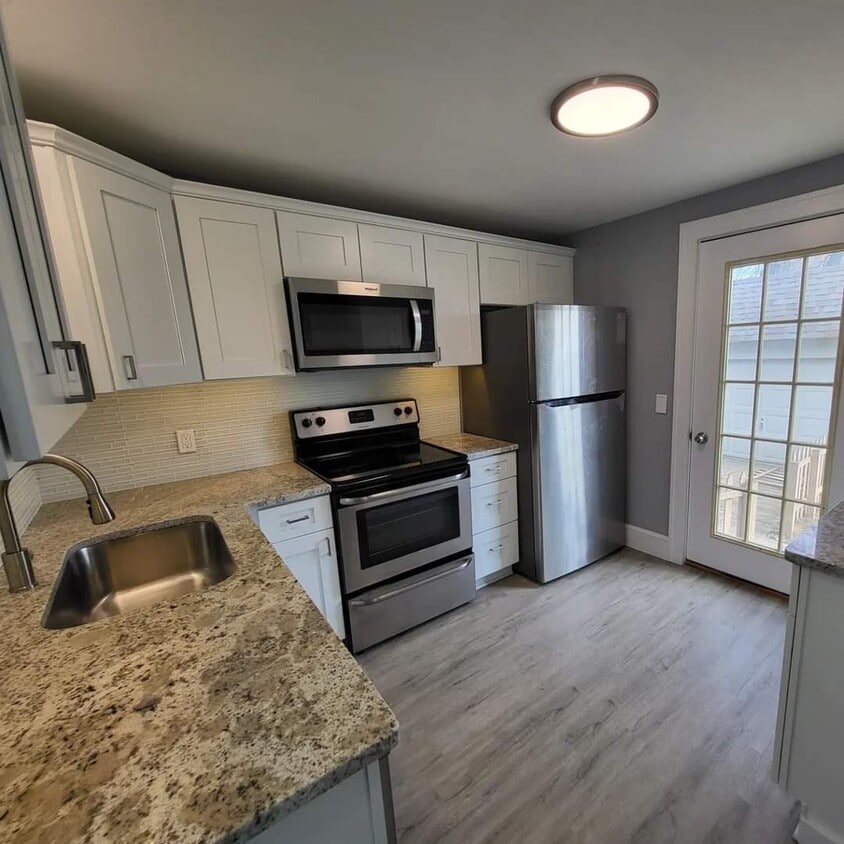 Kitchen - 1435 Roycroft Ave
