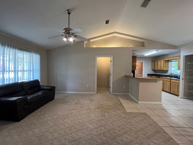 Foto del edificio - 3BR/2BA Home with 2 Car Garage, Fenced Yard & RV Hookups – Lake City, FL