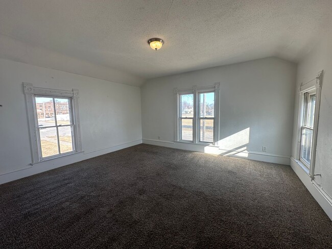 Building Photo - 214 N 10th St