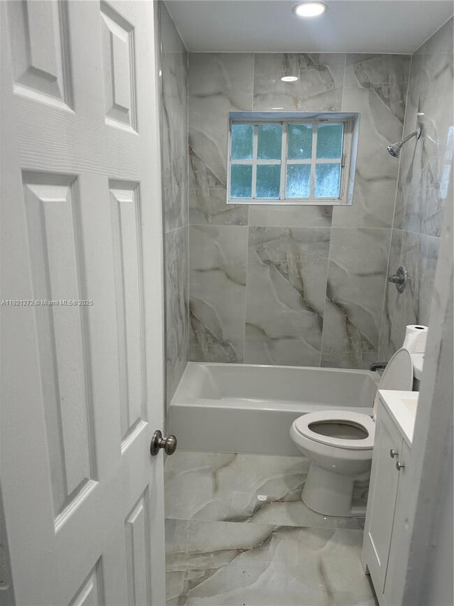 Building Photo - 102 NE 122nd St