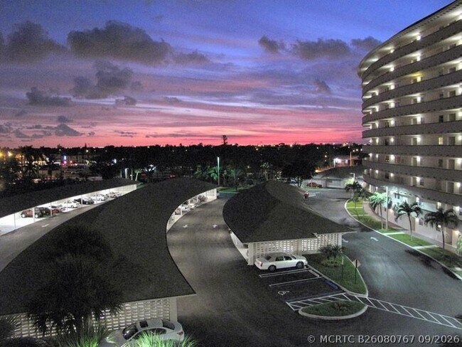 Foto del edificio - 1523 E Hillsboro Blvd