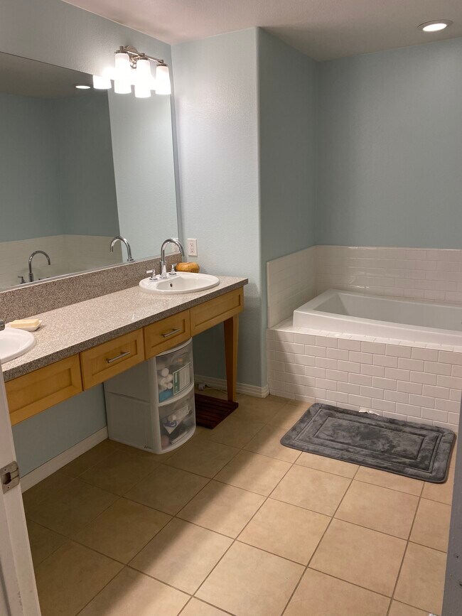 Master bathroom - 4050 Glencoe Ave