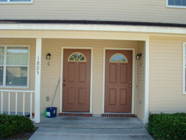 Building Photo - 1803 Plum St