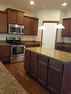 Building Photo - Ready Now! NEW PRICE! Well-Kept Luxury 4 Bed Home in Bothell/Mill Creek with Garage, Yard, and More!