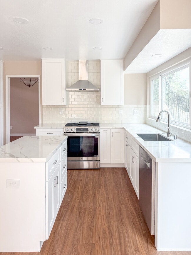 Dual fuel range and stainless steel appliances - 1780 Crystal Ridge Way