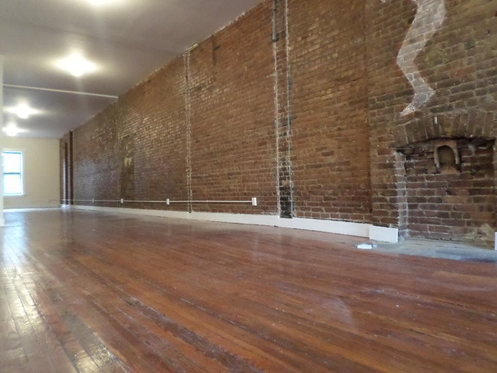 Primary Photo - 1085 Broadway