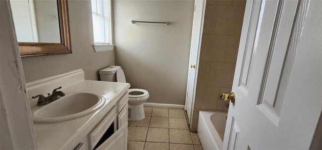 Building Photo - 12905 Blackpool Ln