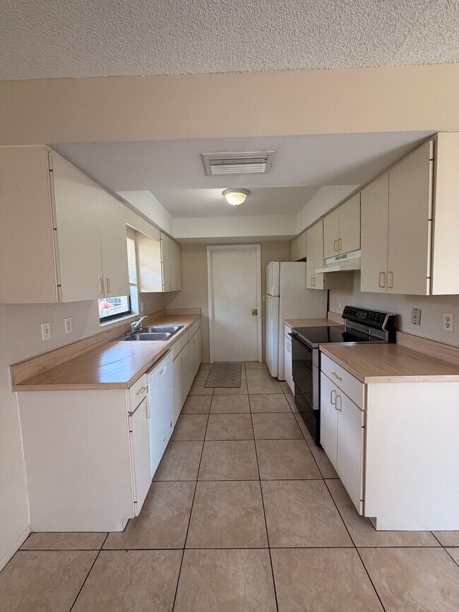 Foto del edificio - 2/2 Bedroom house with 1 car garage and fenced yard.
