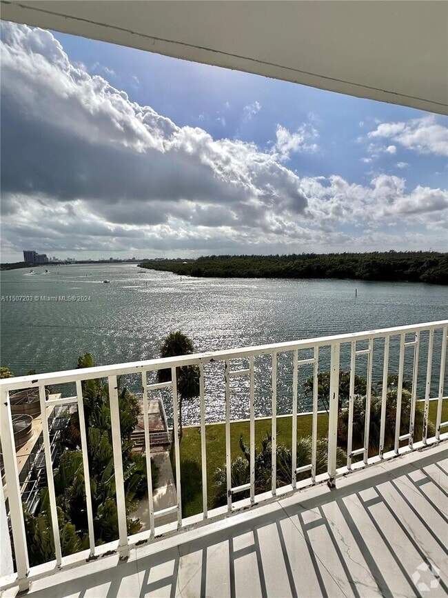 Kings Point West Apartments for Rent with a Garage Sunny Isles Beach