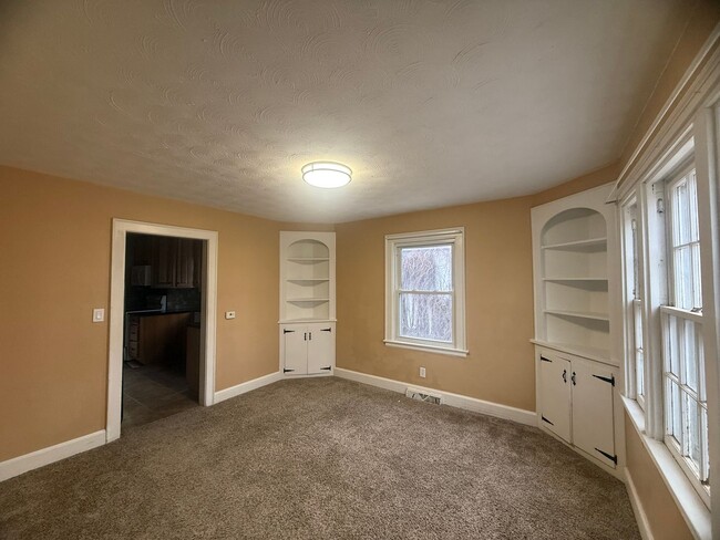 Building Photo - Spacious four-bedroom, two bathroom, pet friendly home!