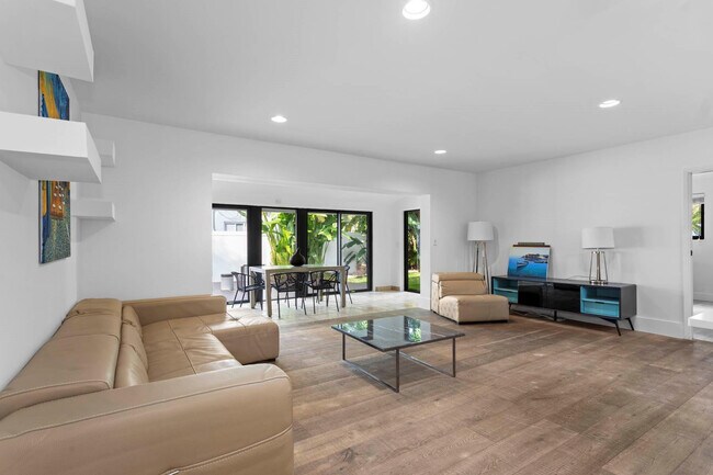 Foto del edificio - 715 NE 25th Ave