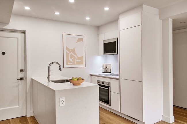 Building Photo - 10 Rosemount