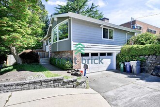 Building Photo - 11810 NE 75th St