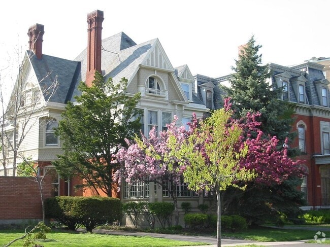 Building Photo - 52 Linwood Ave