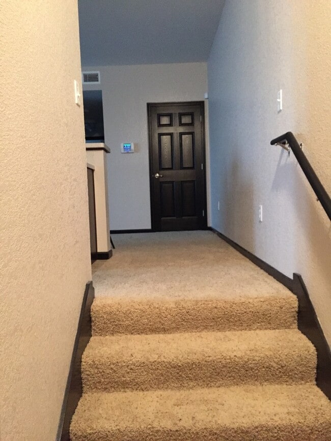 Building Photo - Large two bedroom apartment about a block away from Washburn University