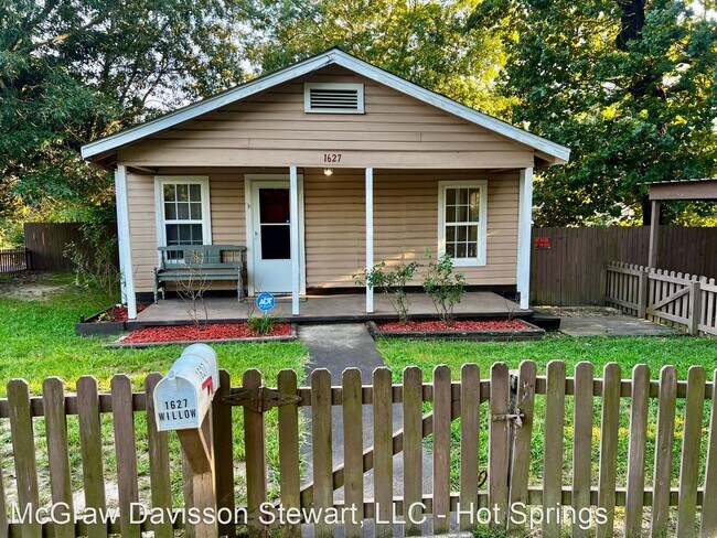 Foto del edificio - 3 br, 1 bath House - 1627 Willow St.