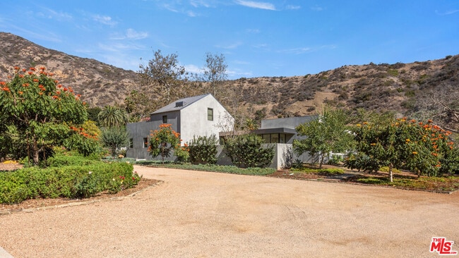 Building Photo - 3314 Serra Rd
