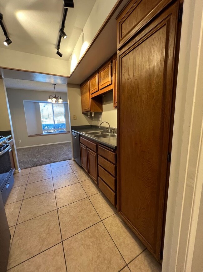 Foto del edificio - AVAILABLE NOW Highly desired Villa Hermosa...