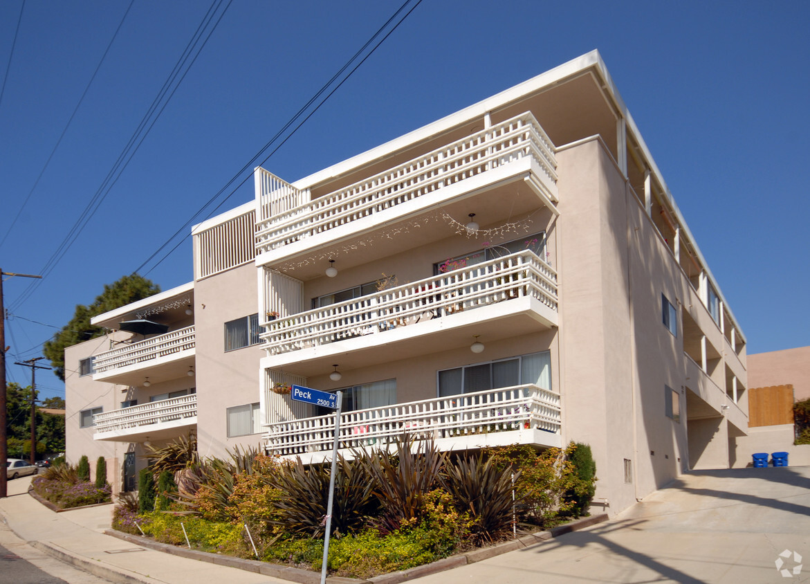 Building Photo - 702 W Hamilton Pl