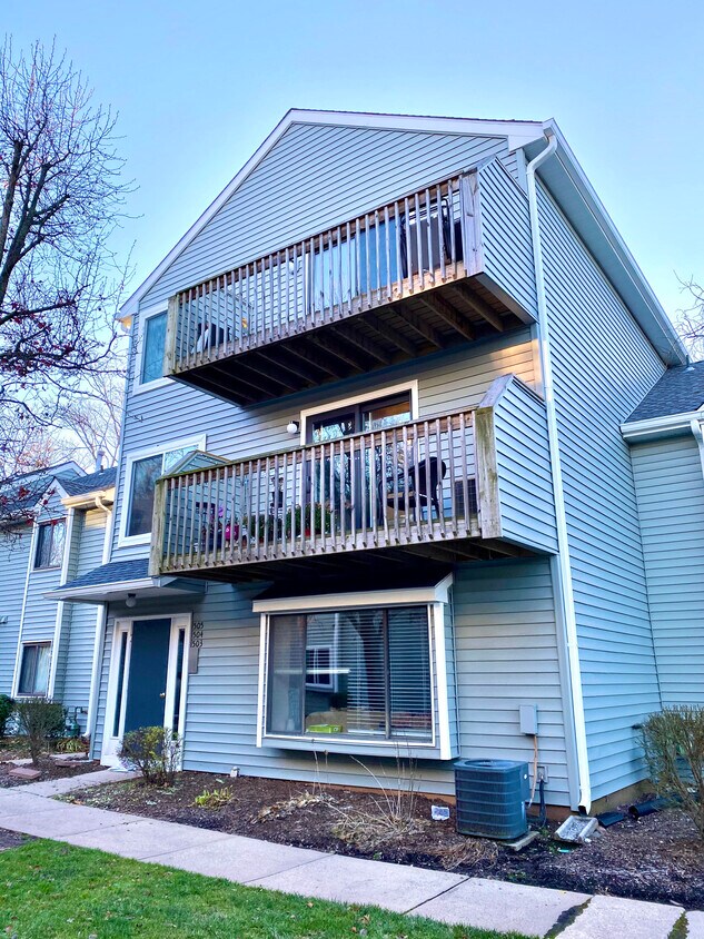 Primary Photo - 165 Essex Ave