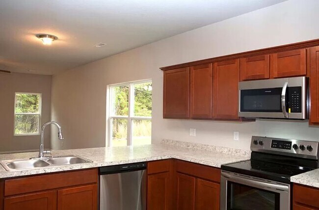 Building Photo - 4-Bedroom, 2-Bathroom West Fayetteville Home with fenced in backyard and 2x car garage - AVAILABL...