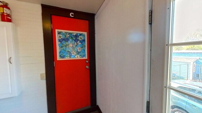 Building Photo - Cozy 2 Bedroom, 1 Bath Plus Bonus Space Lo...