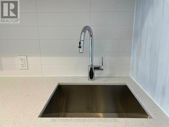 Photo du bâtiment - 5858 Yonge St