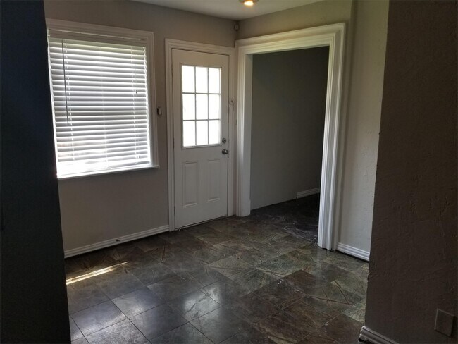 Foto del edificio - 4801 Harper Dr