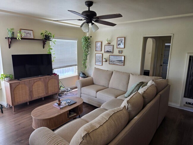 Building Photo - Cozy 1 bedroom cottage beach close with a yard, off street parking and a garage. Pets allowed