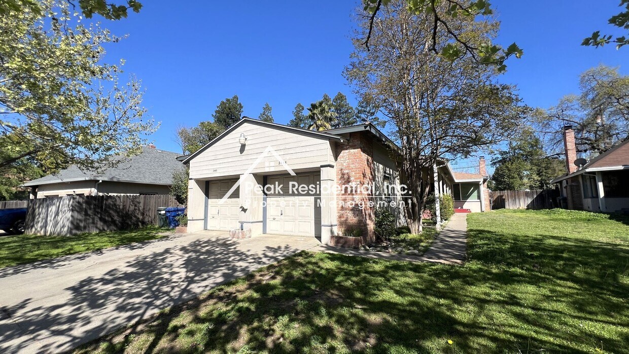Foto principal - Charming Arden Area 2bd/1ba Duplex!