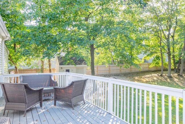 Building Photo - 1104 Pleasant St