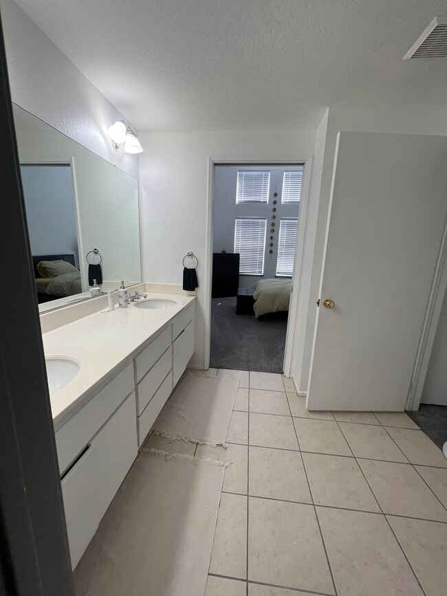 Building Photo - 24155 Del Monte Dr