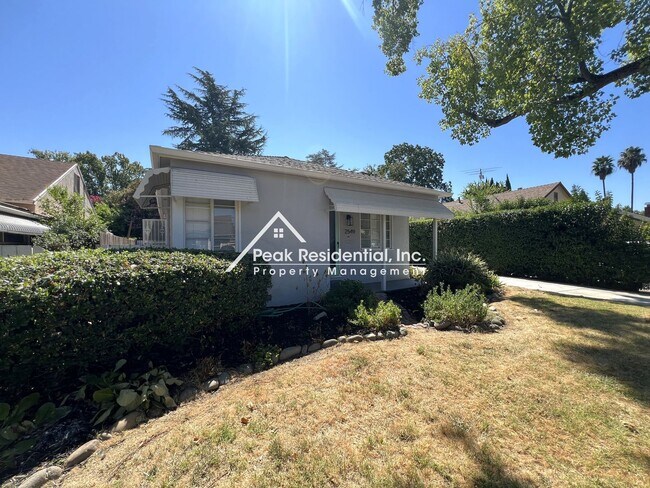 Building Photo - Charming Land Park 2bd/1ba Duplex-Must See!