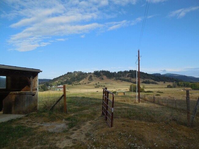 Foto del edificio - 3 Bedroom Home in Country Setting